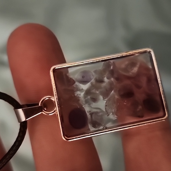 resin pendent - Picture 2 of 2